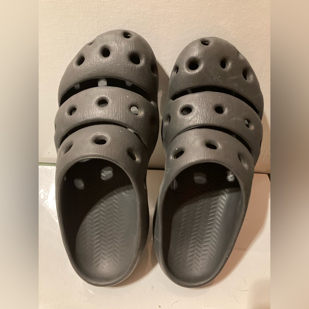 KEEN Yogui Arts Clogs Womens 8 Gray Slip on Slides Hiking Comfort Shoes